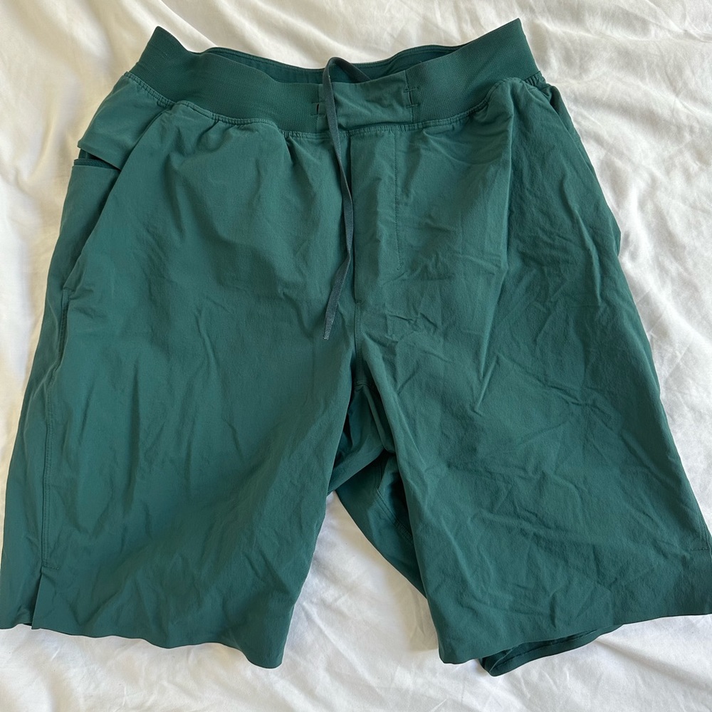 Lululemon Mens Athletic Shorts Green Size Small 7 inches